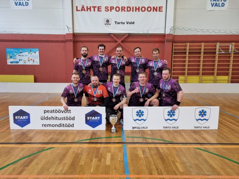 Saalihoki meeskond Start Ehitus/Tartu Vald poseerib võidukarika ja medalitega Lähte spordihoones pärast esiliiga hooaega.